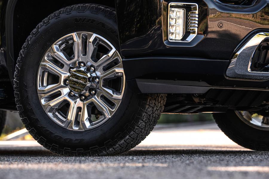 Колеса GMC Sierra 2500 HD Denali Crew Cab 2019 года  (фото 15 из 40)